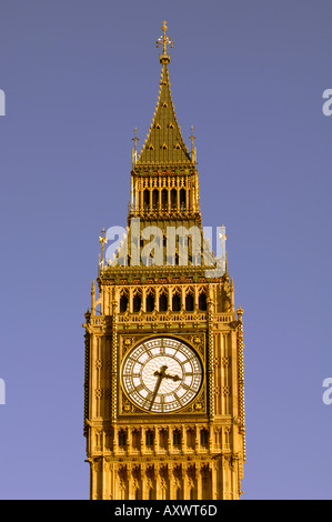 Londres, Angleterre. Palais de Westminster et des chambres du Parlement. Montrant la tour de l'horloge contenant la cloche connu sous le nom de Big Ben Banque D'Images