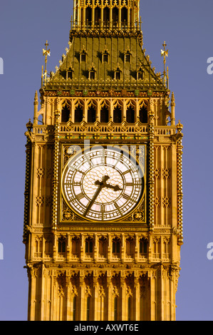 Londres, Angleterre. Palais de Westminster et des chambres du Parlement. Montrant la tour de l'horloge contenant la cloche connu sous le nom de Big Ben Banque D'Images