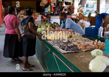 Les femmes africaines d'acheter des légumes bio dans le marché aux Seychelles Banque D'Images