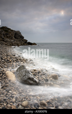 Lever du soleil sur l'Église Ope Cove, West Dorset, UK Banque D'Images