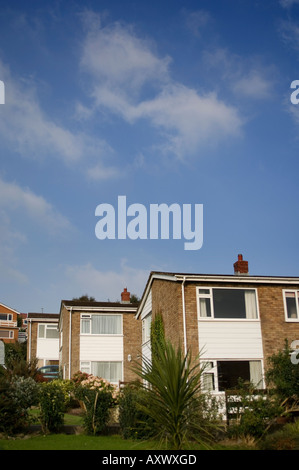 Dimanche après-midi s 1960 banlieue estate - neat rangée de maisons construites en brique détachée, waunfawr aberystwyth Wales UK Banque D'Images