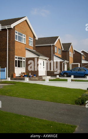 Dimanche après-midi s 1960 banlieue estate - neat rangée de maisons construites en brique détachée, waunfawr aberystwyth Wales UK Banque D'Images