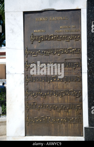 Statue de PERUCHO FIGUEREDO avec la partition musicale de l'hymne national de Cuba , Parque Cespedes, Bayamo, Cuba Banque D'Images