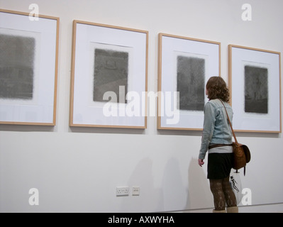 Une jeune femme à la recherche au travail par l'artiste gallois Tim Davies en exposition à Aberystwyth Arts Centre Ceredigion Pays de Galles UK Banque D'Images