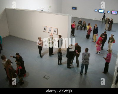 Les gens dans la galerie à la recherche au travail par l'artiste gallois Tim Davies exposition 'Cadet' à Aberystwyth Arts Centre Ceredigion Pays de Galles UK Banque D'Images