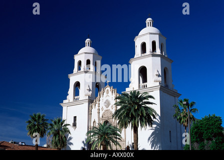 Les tours jumelles de la cathédrale de Saint Augustin, Tucson, Arizona, États-Unis d'Amérique (États-Unis), en Amérique du Nord Banque D'Images