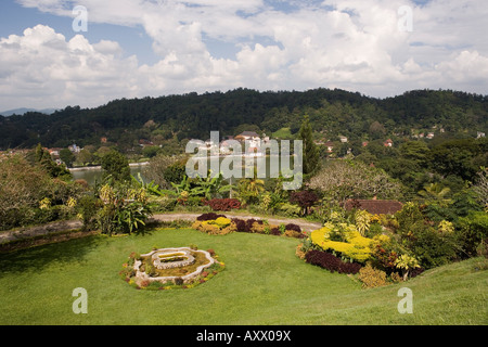 Vue sur le lac de Kandy au Temple de la dent, Kandy, Hill Country, Sri Lanka, Asie Banque D'Images