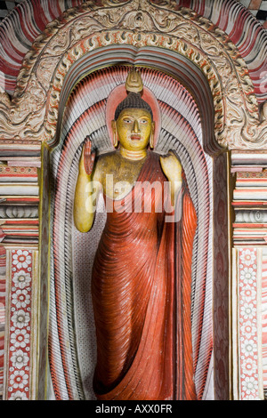 Statue de Bouddha Debout, Maharaja Vihara Grotte, le Temple du Roi, temples de caverne, Dambulla, Sri Lanka, Asie Banque D'Images