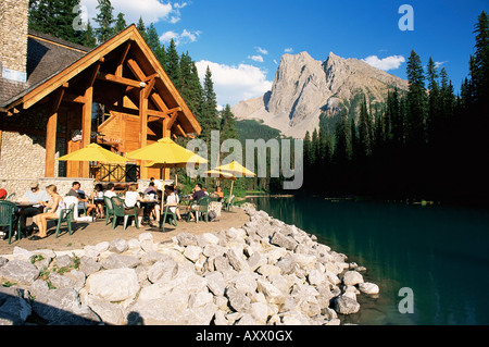 Restaurant surplombant le lac Emerald, avec le Mont Burgess au-delà, dans la lumière du soir, le parc national Yoho, Colombie-Britannique, Canada Banque D'Images