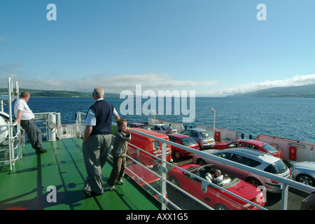 Véhicules sur le pont du ferry en Ecosse Banque D'Images