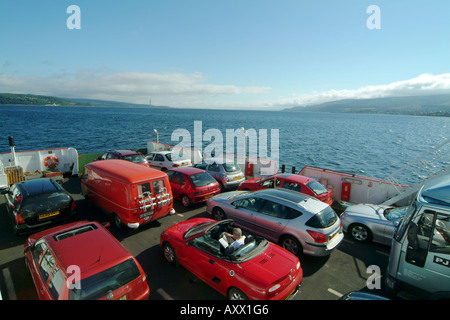 Véhicules sur le pont du ferry MV Sound of Shuna sur le Firth de Clyde en Écosse. Banque D'Images