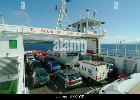 Véhicules sur le pont du ferry MV Sound of Shuna sur le Firth de Clyde en Écosse. Banque D'Images