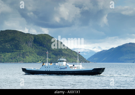 Belle vue sur le fjord norvégien, les montagnes et le ferry en Norvège. Banque D'Images