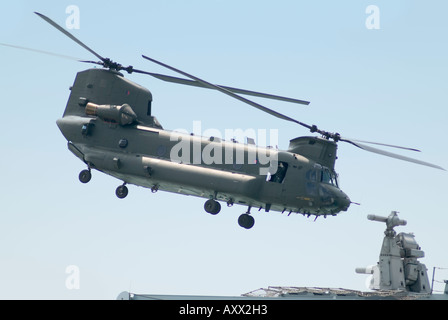 Hélicoptère Chinook atterrissant sur le navire HMS Albion. Banque D'Images