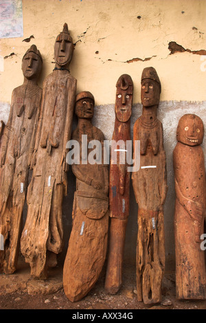 En bois sculpté célèbre des effigies de Waga (Wakka) les chefs et les guerriers, l'Éthiopie, Konso Banque D'Images