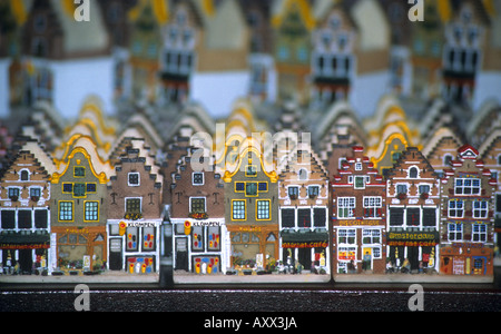 Souvenirs dans le modèle néerlandais Zaanstad Koog Zaandijk village en Hollande : cloga,modèle poterie et maisons de poupées en costume Banque D'Images