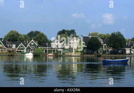 L'habitat traditionnel au modèle néerlandais Zaanstad Koog Zaandijk village en Hollande Banque D'Images