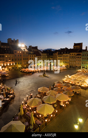 Une vue sur la place et à l'extérieur des restaurants et des cafés à la tombée de la place de la vieille ville (Rynek Stare Miasto), Varsovie, Pologne Banque D'Images