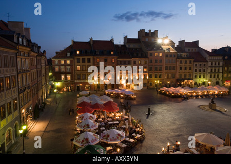 Une vue sur la place et en plein air restaurants et cafés au crépuscule, la place de la vieille ville (Rynek Stare Miasto), Varsovie, Pologne Banque D'Images