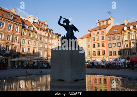 Sirène de Varsovie Fontaine et réflexions des maisons de la vieille ville, place de la vieille ville (Rynek Stare Miasto), Varsovie, Pologne Banque D'Images