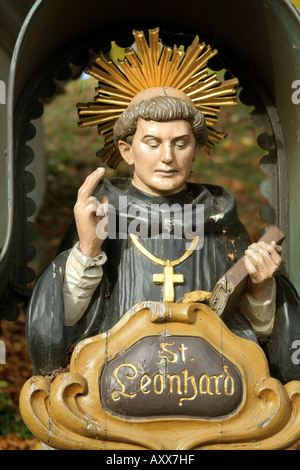 Saint Leonhard statue et fontaine sur la colline du Calvaire Kalvarienberg Bad Toelz Haute-bavière Allemagne Banque D'Images