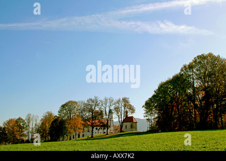 La colline du Calvaire avec l'église de la Sainte Croix et chapelle Bad Toelz Bavaria Allemagne Banque D'Images