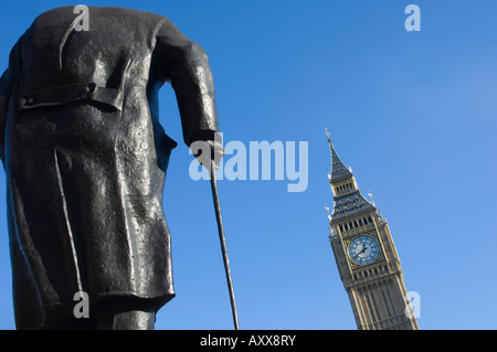 Big Ben et le Sir Winston Churchill statue, Westminster, Londres, Angleterre, Royaume-Uni, Europe Banque D'Images