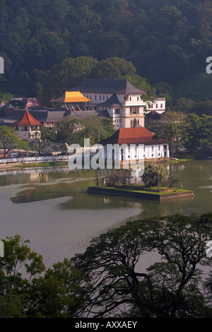 Vue sur le lac de Kandy au Temple de la dent, Kandy, Site du patrimoine de l'UNESCO, le Sri Lanka, l'Asie Banque D'Images