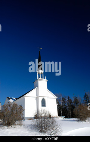 Église en bois blanc avec noir grand steeple, Nouveau-Brunswick Canada Banque D'Images