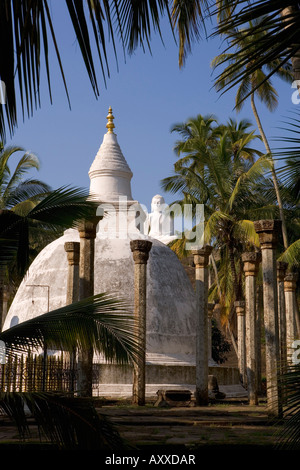 Grand Bouddha assis statue et dagoba (stupa) à Mihintale, où le bouddhisme est arrivé au Sri Lanka, Mihintale, Sri Lanka Banque D'Images