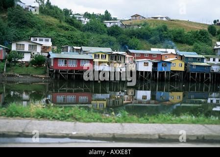 Maisons sur pilotis reflète dans l'eau, Palafitos, Castro, l'île de Chiloé, Chili, Amérique du Sud Banque D'Images