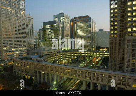 La nuit, des gratte-ciel et des bâtiments de la ville, Shinjuku, Tokyo, Japon, Asie Banque D'Images