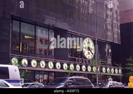 Horloges affichant le tourneau fuseaux horaires le long de la façade de leur immeuble à new York, USA. Banque D'Images
