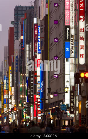 Néons de Chou-Dori Avenue, Ginza, Tokyo, l'île de Honshu, Japon, Asie Banque D'Images