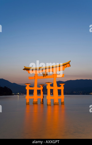 Le torii flottant du sanctuaire Shinto d'Itsukushima, Miyajima, Hiroshima, île de Honshu, Japon Banque D'Images