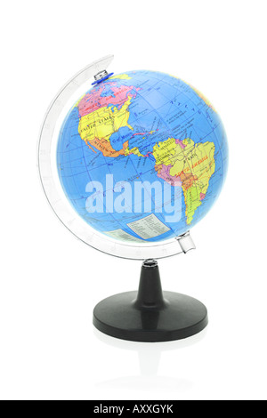 Globe plastique montrant l'Amérique du Nord et du Sud sur fond blanc Banque D'Images