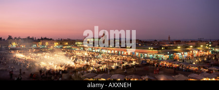 La place Jemaa El Fna (Place Djemaa El Fna), au crépuscule, Marrakech (Marrakech), Maroc, Afrique du Nord, Afrique Banque D'Images