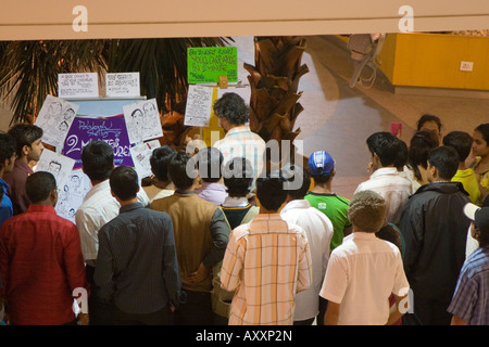 L'homme à l'intérieur d'une des caricatures dessin indien moderne shopping mall et centre commercial Banque D'Images