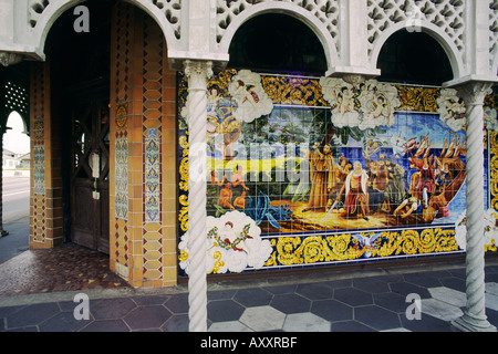 Célèbre mosaïque murale tuile originale photos ornent les Columbia Restaurant dans le quartier cubain d'Ybor City, Tampa, Florida, USA Banque D'Images