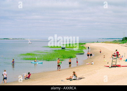 Cape Cod, Massachusetts, New England, USA. Lifeguard et les vacanciers sur la plage de Comté Banque D'Images