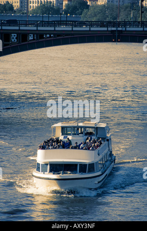 Excursion en bateau sur la Tamise dans le centre de Londres sous un pont Banque D'Images