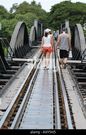 Les touristes sur le pont de la rivière Kwai Kanchanaburi Thaïlande Banque D'Images