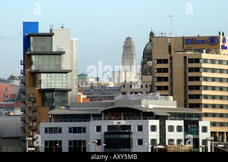 Toits de Leeds Dewsbury Road Towers de Leeds Town Hall et clairement visible de l'université Banque D'Images
