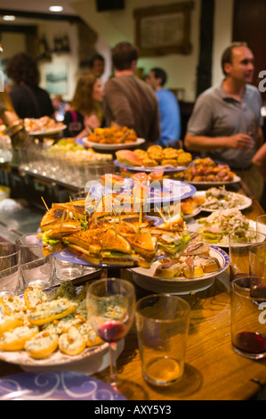 Bar à Tapas Pintxos Donostia dans la vieille ville de San Sebastian Espagne Banque D'Images