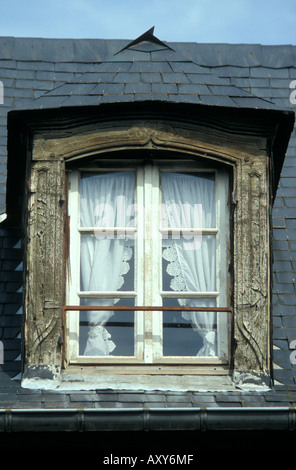 Pont-Audemer - Normandie - France Détail d'un vieux châssis de fenêtre en bois sculpté Banque D'Images