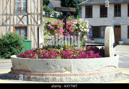Saint Christophe sur Condé - Normandie - France vieille meule utilisée comme décoration rond-point Banque D'Images