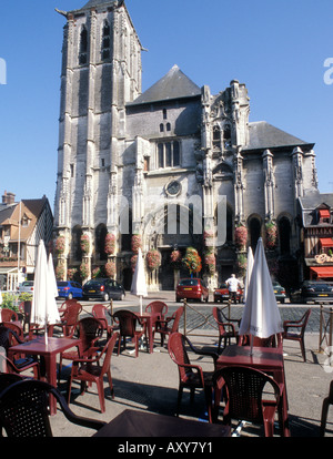 Pont-Audemer - Normandie - France église avec café en face Banque D'Images