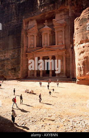 Les touristes qui se profile devant le Conseil du Trésor (El khazneh) (Al Khazna), site archéologique nabatéen de Petra, Jordanie Banque D'Images