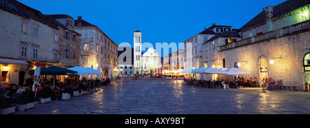 Place de la ville (Trg Sveti ,) et de la cathédrale de Saint Stephen, au crépuscule, la ville de Hvar, Hvar, Dalmatie, Croatie, Europe Banque D'Images