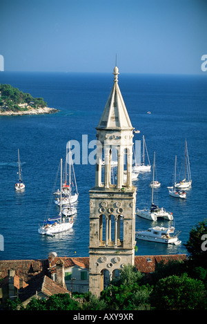 Clocher d'église et de bateaux dans le port, la ville de Hvar, Hvar, Dalmatie, côte dalmate, en Croatie, en Europe Banque D'Images